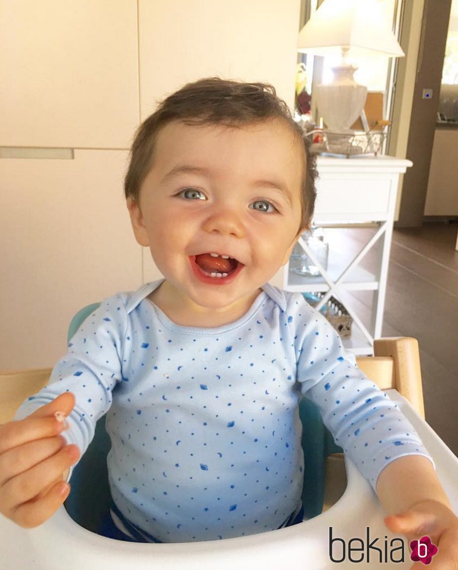 Paolo Andrea Iniesta sonríe en su primer cumpleaños