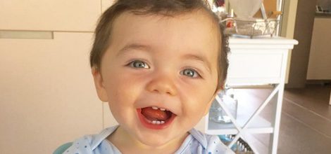 Paolo Andrea Iniesta sonríe en su primer cumpleaños