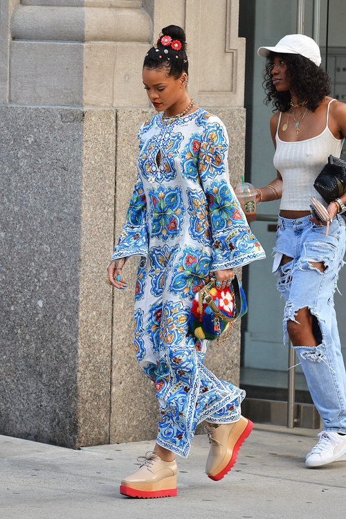 Rihanna con una túnica print geométrica