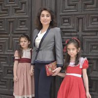 Paloma Segrelles con sus hijas durante la comunión de Eugenia de Borbón en Madrid