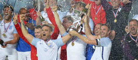 Robbie Williams y Jonathan Wilkes celebran su victoria en el 'Soccer Aid'