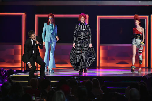 Michael C Hall rinde tributo a David Bowie en los Premios CFDA Fashion 2016