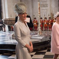 Sofia de Wessex y Lady Louise Windsor en la misa por el 90 cumpleaños de la Reina Isabel II de Inglaterra
