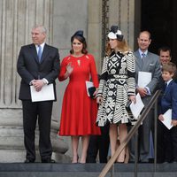 El Duque de York, Eugenia de York, Beatriz de York, Eduardo de Wessex, Jacobo Windsor, Lady Louise Windsor y la Condesa de  Wessex en la misa por el 90 cu
