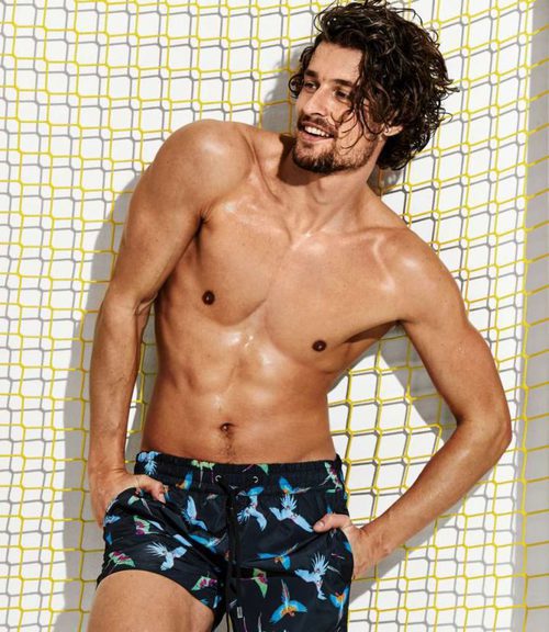 Wouter Peelen con un bañador largo estampado para la nueva colección Summer de Calzedonia 2016
