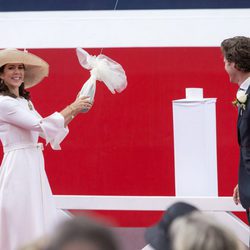 Mary de Dinamarca bautiza un barco en el puerto de Copenhague