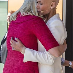 Mette Marit de Noruega y Gunhild Stordalen dándose un abrazo