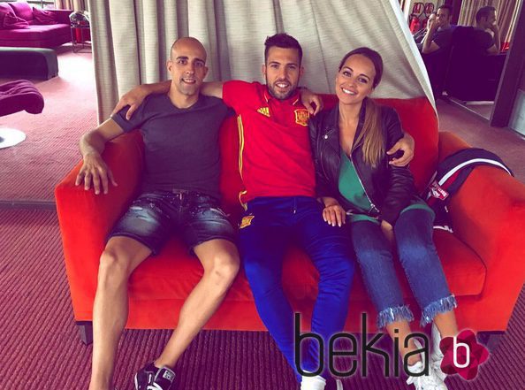 Jordi Alba con su novia Romarey Ventura en el debut de España en la Eurocopa 2016