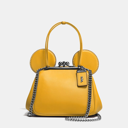 Bolso de orejas de Mickey en mostaza de la nueva colección cápsula Disney para Coach