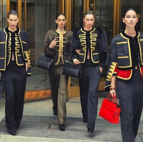 Bella Hadid desfilando para Givenchy en la campaña otoño/invierno 2016/2017