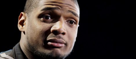 Michael Sam durante la rueda de prensa de NFL en Indianapolis