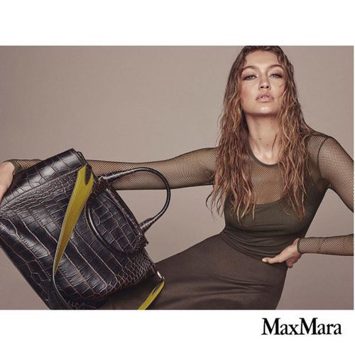 Gigi Hadid posando sexy con un bolso de la colección 'Whitney Bag' de Max Mara Otoño/Invierno 2016