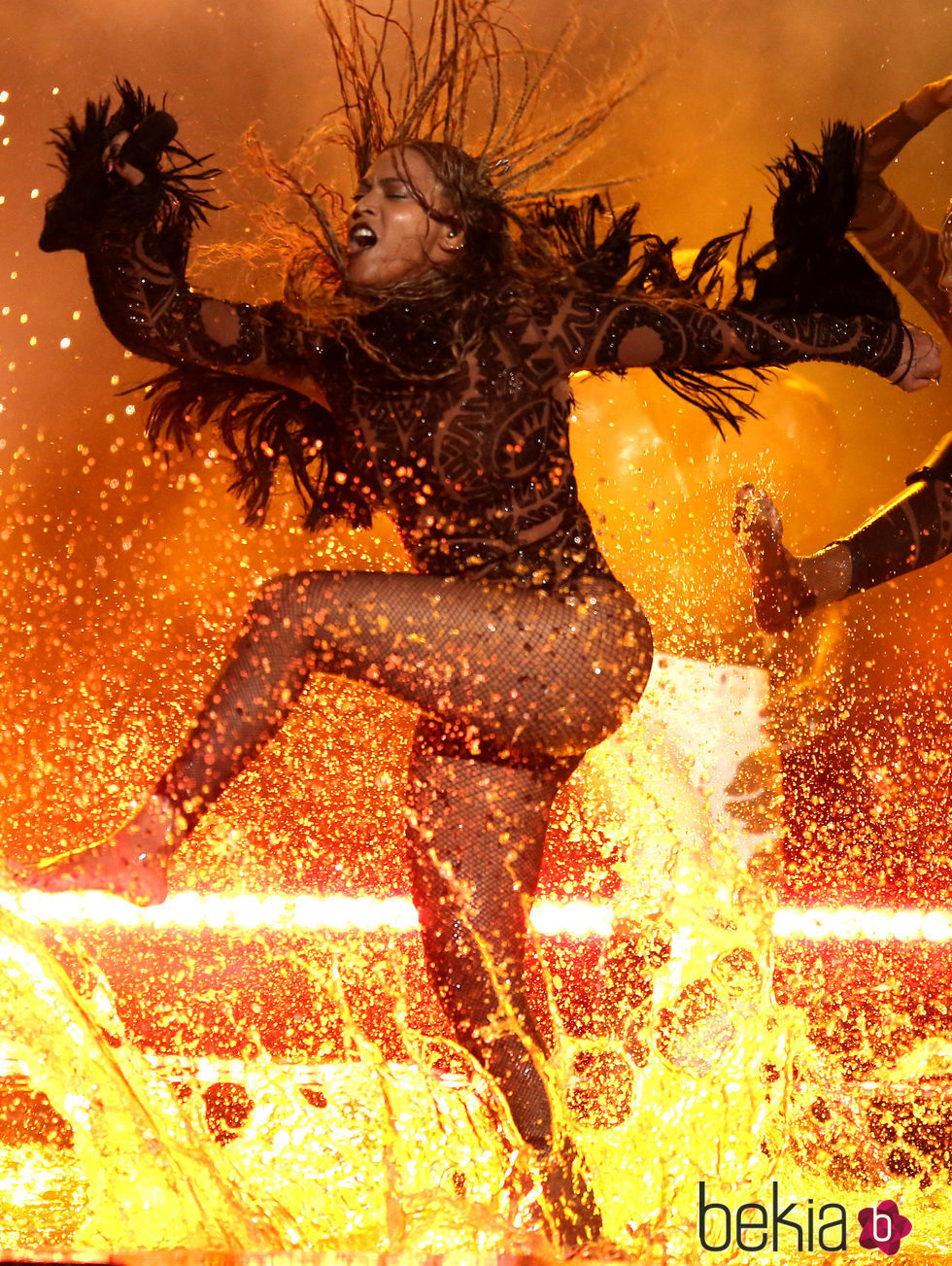 Beyoncé baila sobre el agua durante su actuación en los BET Awards 2016