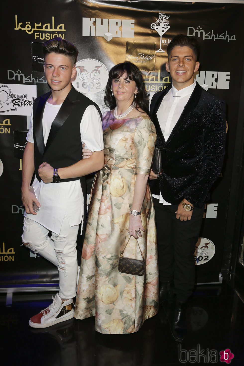 Christopher Mateo con su madre y Rafael Mateo en la presentación de su primer tema musical