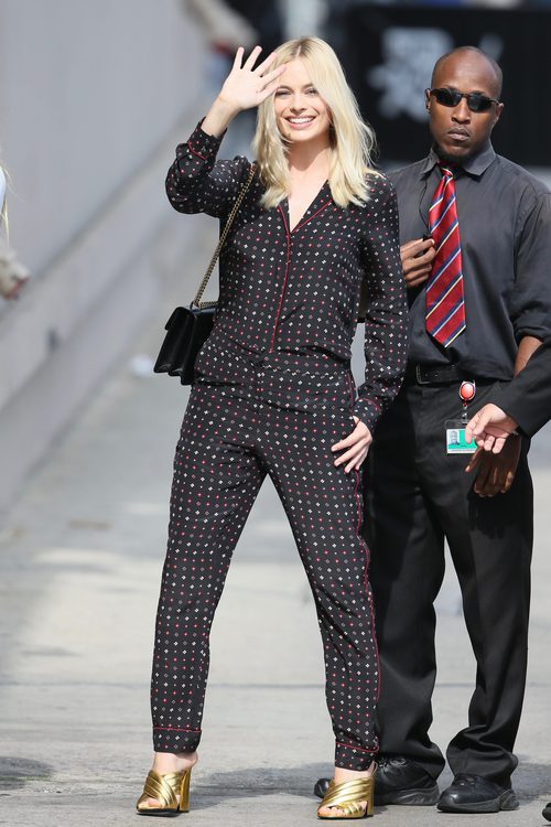 Margot Robbie con un jumpsuit en negro print en lunares