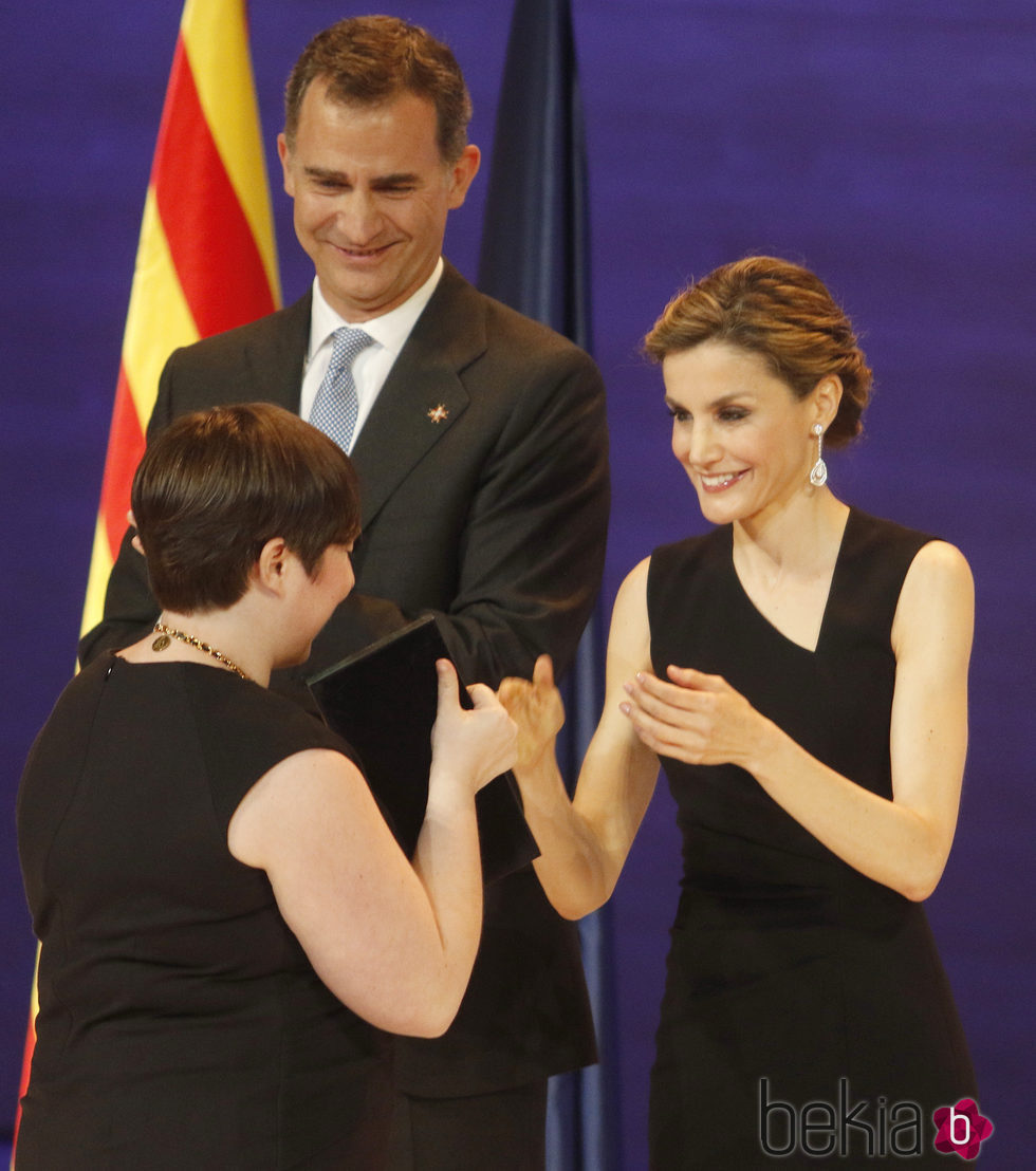 Los Reyes haciendo entrega de un premio en los Premios Princesa de Girona
