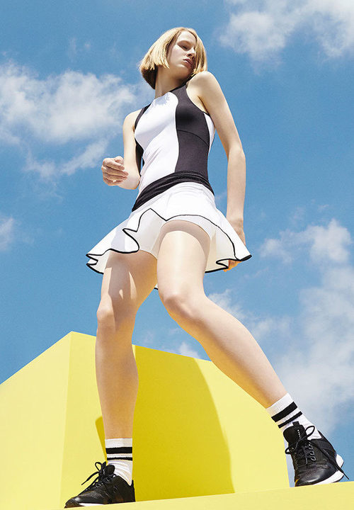 Conjunto de top y falda para tenis en blanco y negro de la nueva colección 'The Olympics' de Oysho