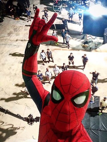 Tom Holland vestido del superhéroe Spiderman