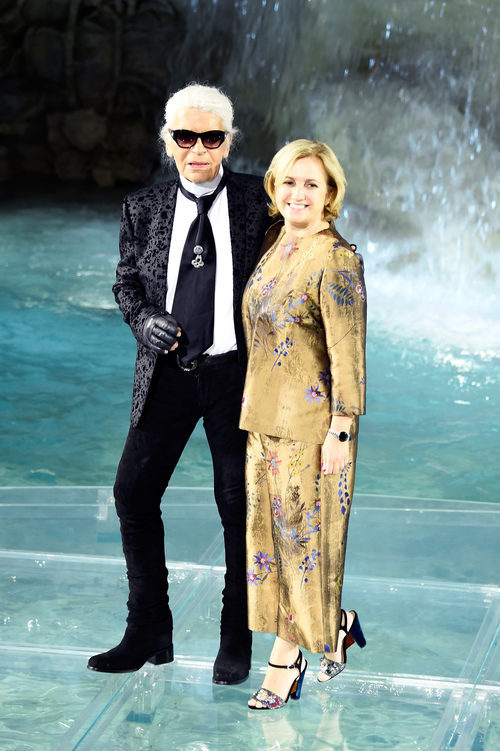 Karl Lagerfeld y Silvia Venturini Fendi en el desfile de la colección 'Legends & Fairy Tales' de Fendi en Roma