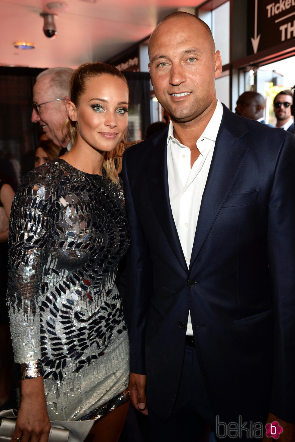 Hannah Davis con Derek Jeter durante 'The 2015 ESPYS' en el teatro Microsoft