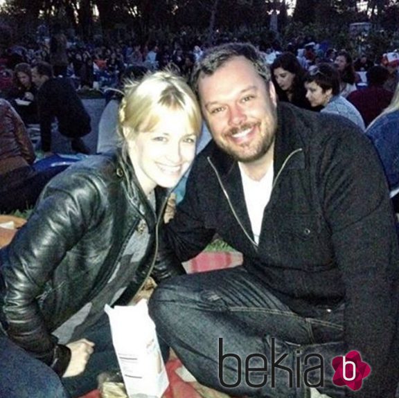 Beth Behrs y Michael Gladis durante un concierto en Nueva York