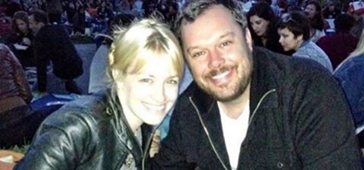 Beth Behrs y Michael Gladis durante un concierto en Nueva York