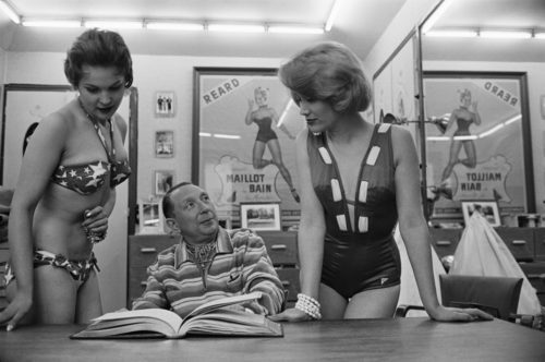 Louis Réard con dos modelos en el estudio de patronaje