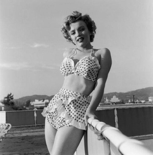 Marilyn Monroe con un bikini con estampado de lunares