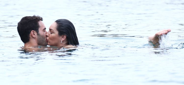 Kelly Brook y Jeremy Parisi se ponen románticos en Isquia
