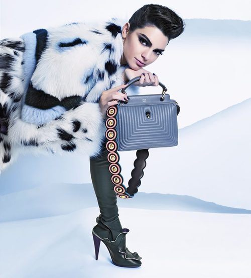 Kendall Jenner con abrigo bisón y clutch en tono metalizado de la nueva colección otoño/invierno de Fendi