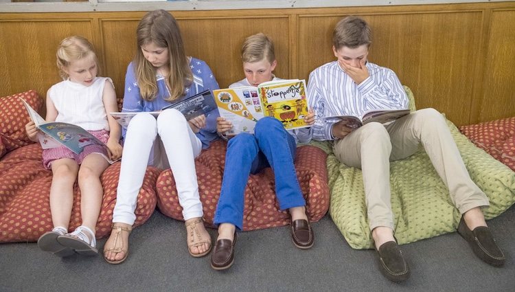Los hijos de los Reyes de Bélgica leyendo en el Museo del Cómic de Bruselas