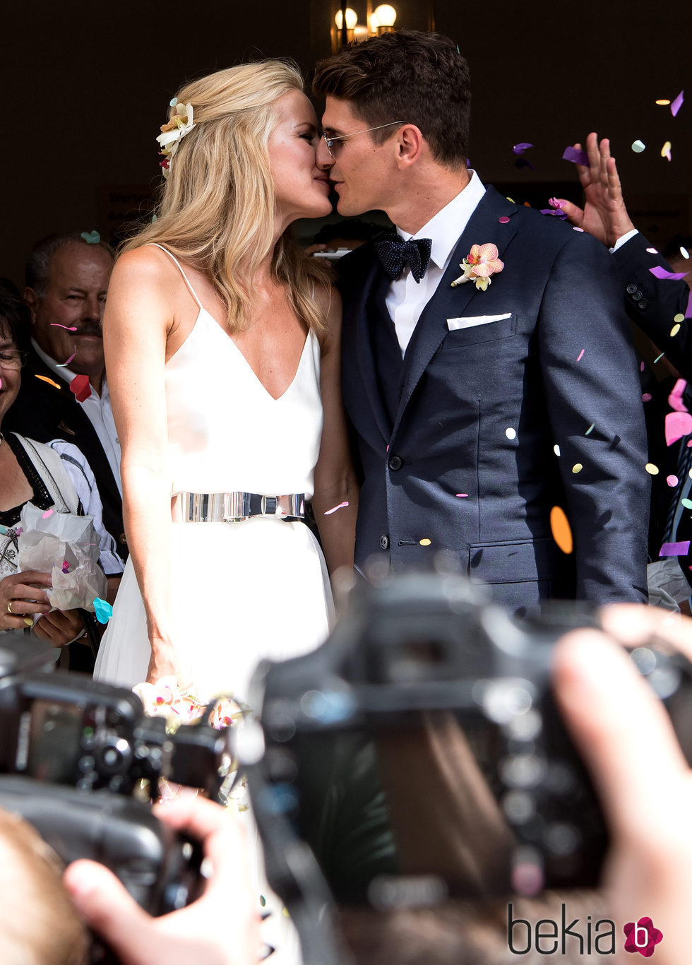Mario Gomez y Carina Wanzung besándose el día de su boda