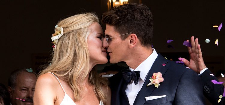 Mario Gomez y Carina Wanzung besándose el día de su boda