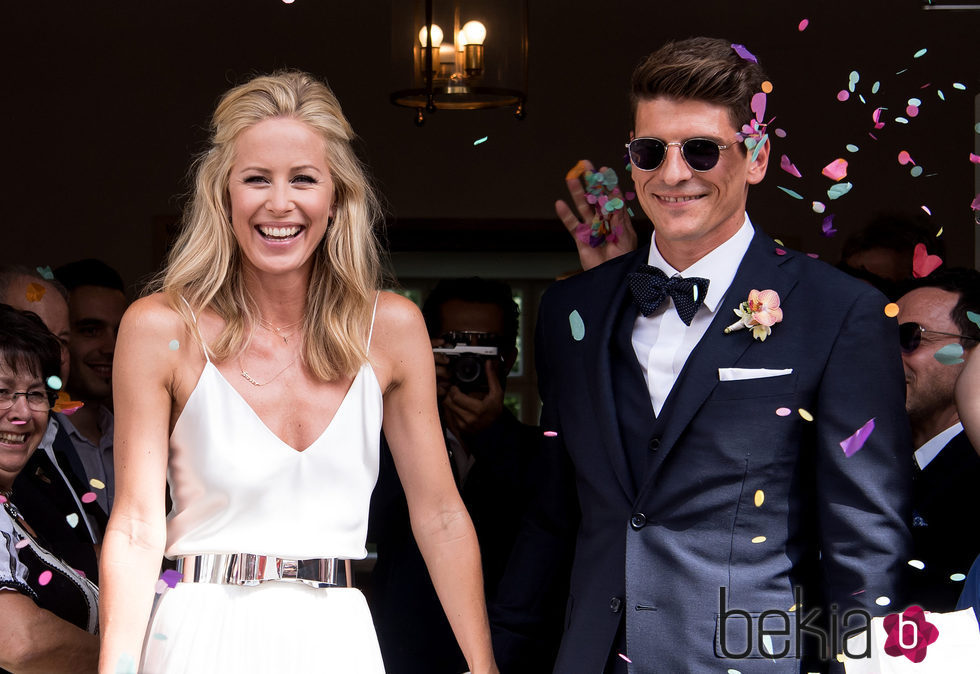 El delantero Mario Gomez y Carina Wanzung tras su boda civil