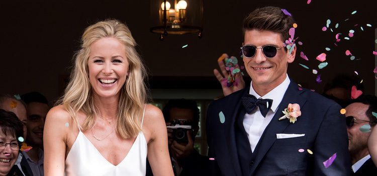 El delantero Mario Gomez y Carina Wanzung tras su boda civil