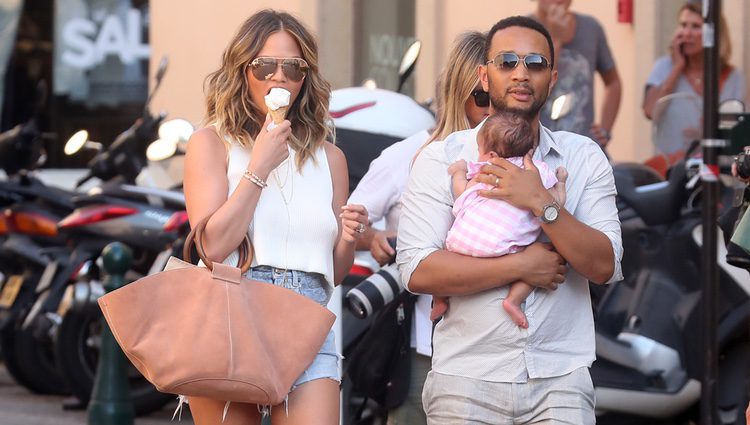 Chrissy Teigen y John Legend de paseo por Saint-Tropez con su hija Luna