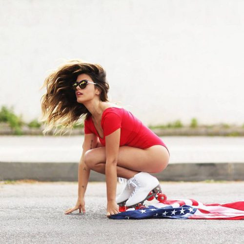 Aida Domenech 'Dulceida' posando con unas gafas de sol 'Miss x Dulceida'