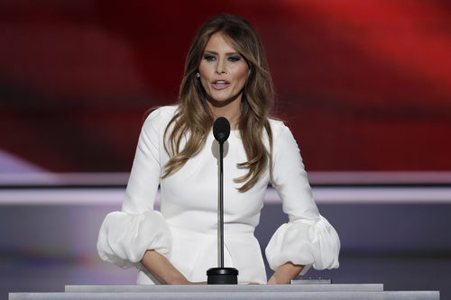 Melania Trump con un vestido blanco con puños XXL