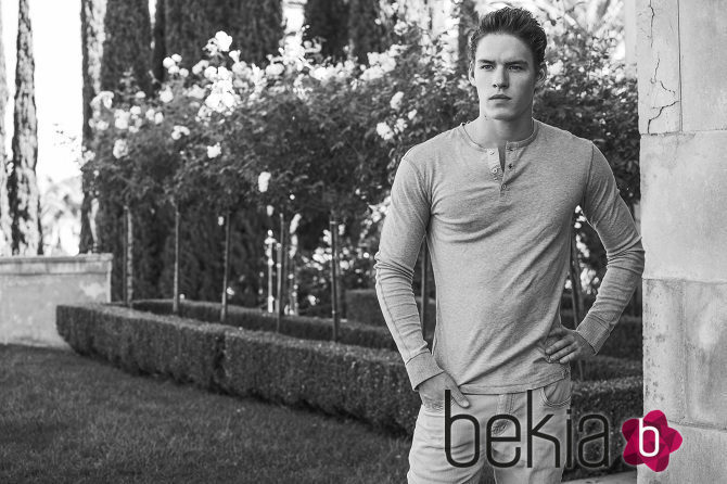 Tyler Clinton con mirada perdida