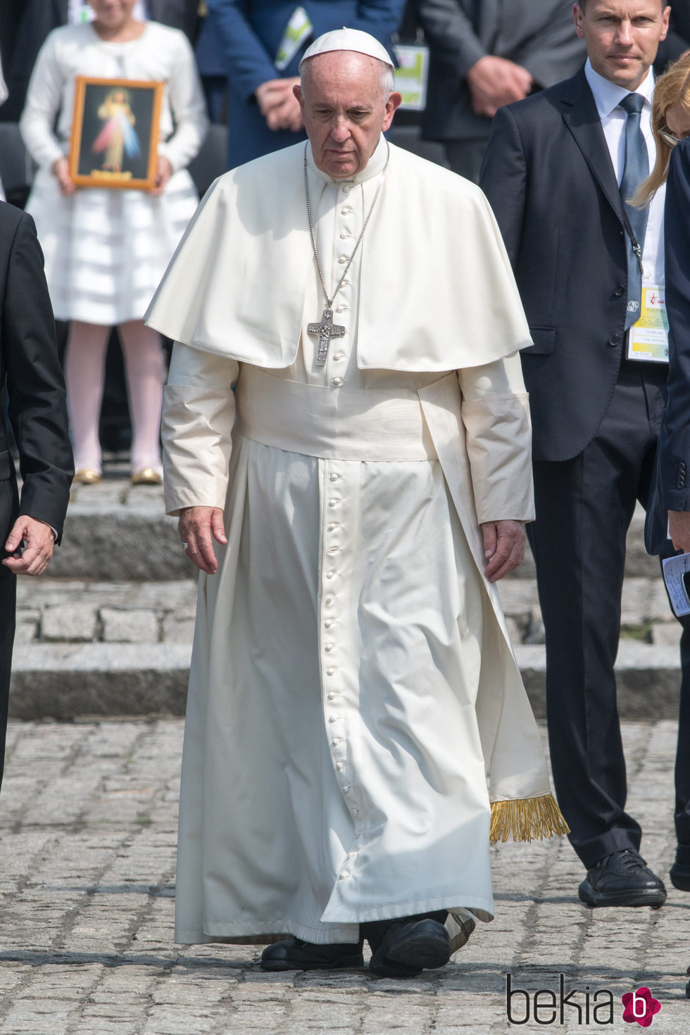 El Papa Francisco con semblante serio paseando por el excampo de concentración de Auschwitz