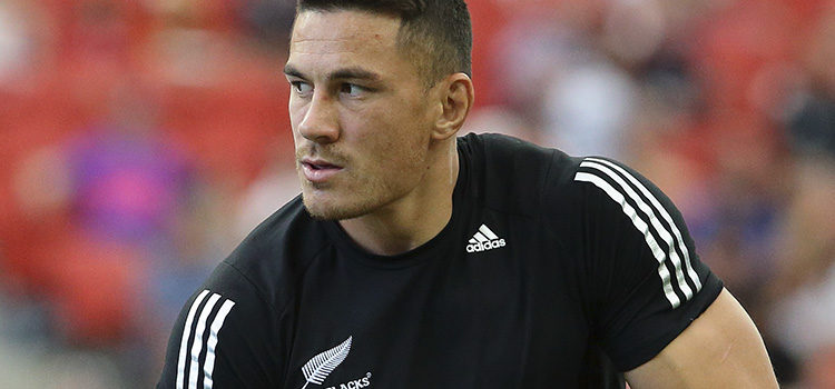 Sonny Bill Williams recibe el balón en pleno partido