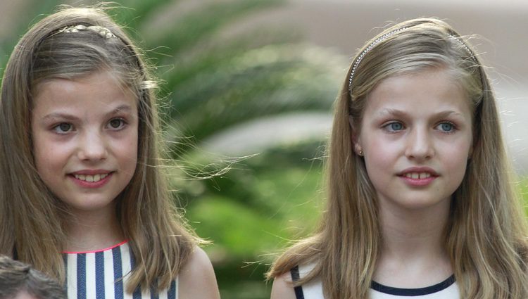 La Infanta Sofía y la Princesa Leonor en el posado de verano 2016