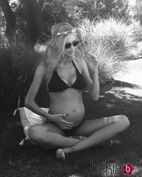 Carla Pereyra luciendo su barriguita de 30 semanas