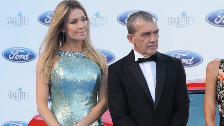 Antonio Banderas y Nicole Kimpel mirando en la misma dirección en la Gala Starlite 2016