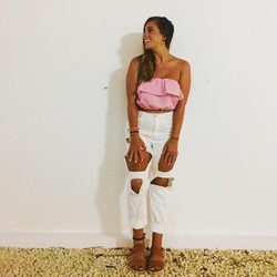 Anabel Pantoja posando para lucir figura