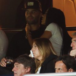 Jesé Rodríguez y su novia Aura en un partido de fútbol