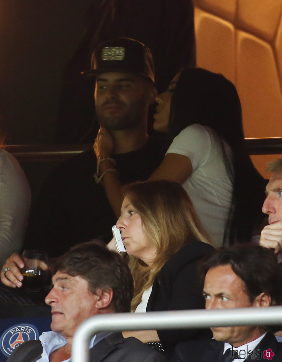 Jesé Rodríguez y su novia Aura en un partido de fútbol