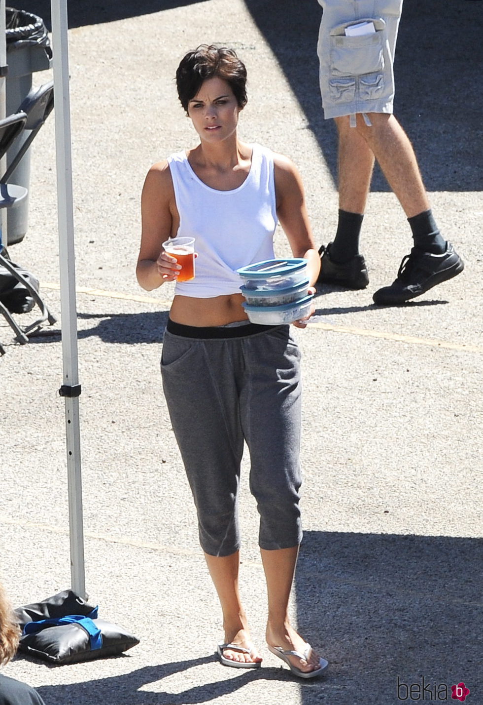 Jaimie Alexander durante el rodaje de 'Broken Vows'