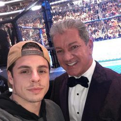 Casper Smart con el presentador Bruce Buffer