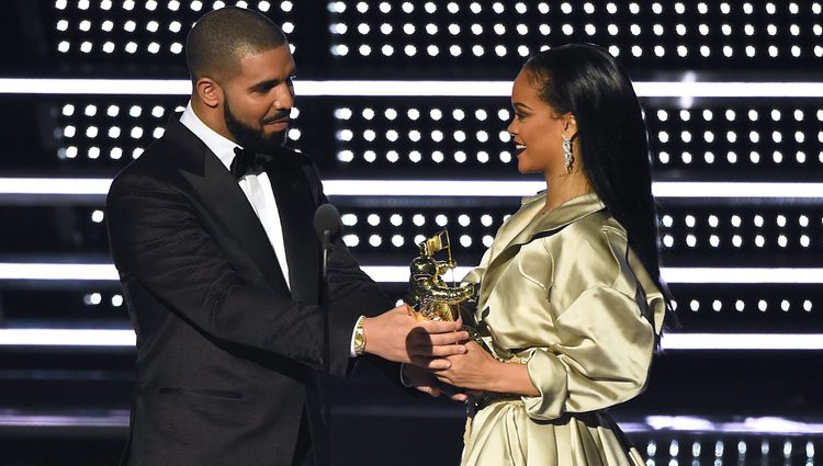 Rihanna recibe de Drake el premio Michael Jackson Video Vanguard en los MTV Video Music Awards 2016